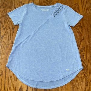 Hollister, must have collection periwinkle t-shirt, like new, (size:adult xs)